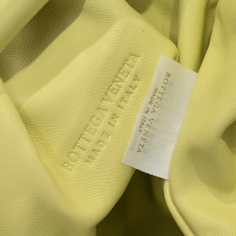 🔥🔥The counterattack of the popular Bottega Veneta started with this series of cloud bags, which went viral in the fashion circle and started a craze! Out of stock, out of stock, out of stock... One piece is hard to find, super hard to buy, regardless of age, season, or occasion. Very classy. Really, if you carry this on the road, it will turn heads! This is also the reason why this series is so expensive. Large size: 38*20*8.5cm [Big clouds and large grid weaving]